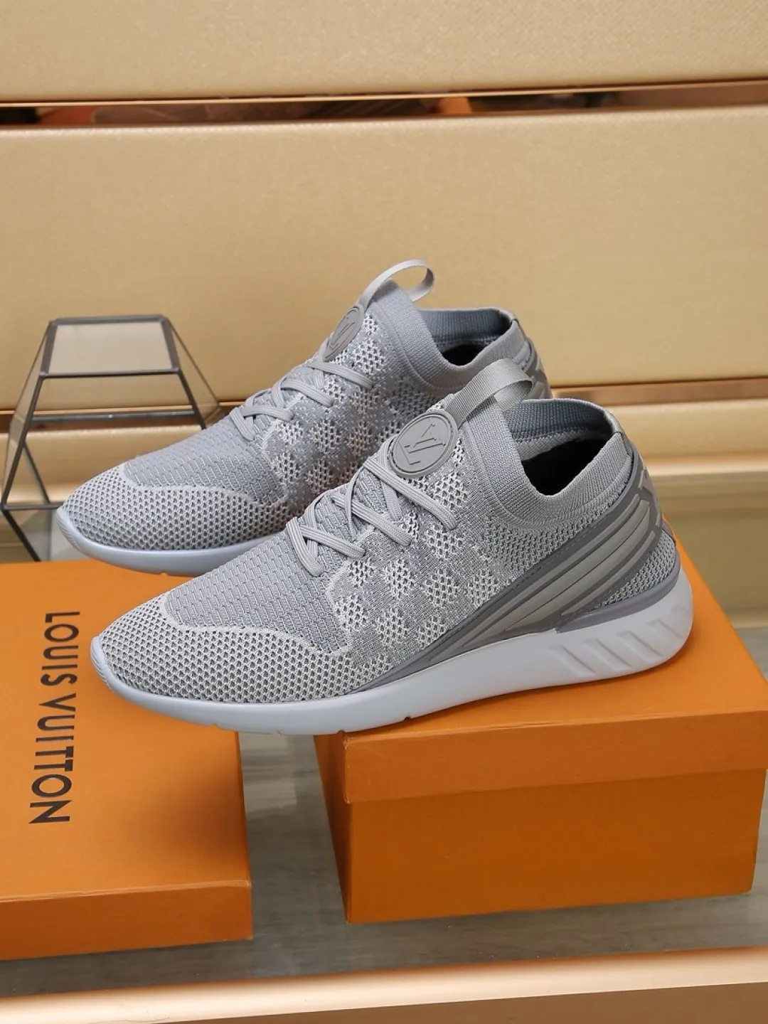 Men's shoes 💰P420💰"LOUI* VUITTO*" latest popular men's casual shoes ✔️This model is made of the original breathable fly woven fabric. The real thing is super shiny⚡️ Fashionable and versatile. The toe last shape is firm and full. The soles are LV original molds and can be put in and out at will. It is light and comfortable for the foot~Purely handmade, details determine the quality! Size:38-44